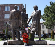 Գավառ քաղաքում հանդիսավոր կերպով բացվեց Արծրունի եղբայրների արձանախումբը Գավառ քաղաքում հանդիսավոր կերպով բացվեց Արծրունի եղբայրների արձանախումբը
